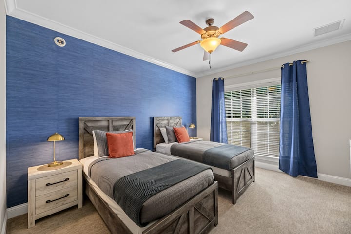 Podijelite udobnost i praktičnost u ovoj spavaćoj sobi s dva odvojena kreveta, atraktivnim prozorima, stropnim ventilatorom za povjetarac i noćnim ormarićem za osnovnu opremu. Nalazi se na prvom katu.