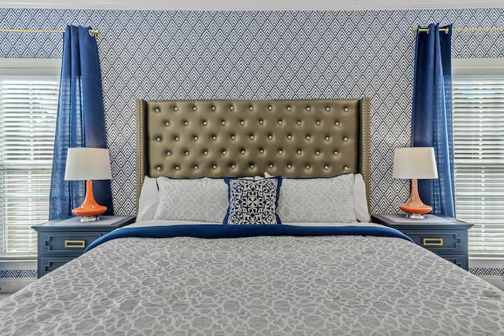 Uživajte u luksuzu u ovoj udobnoj spavaćoj sobi s plišanim čupavim uzglavljem koje daje dašak raskoši vašoj mirnoj oazi.