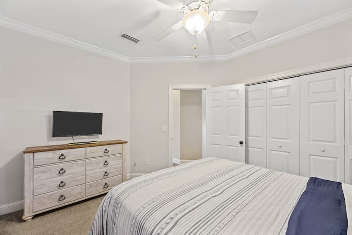 Uživajte u modernoj udobnosti i praktičnosti u ovoj spavaćoj sobi s televizorom za zabavu i komodom za organizaciju. Smješten u prizemlju, savršen za obitelji koje putuju sa svojim starijim osobama.