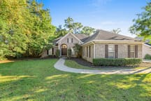 Serene Smart Home, Big Backyard, Family and Friends