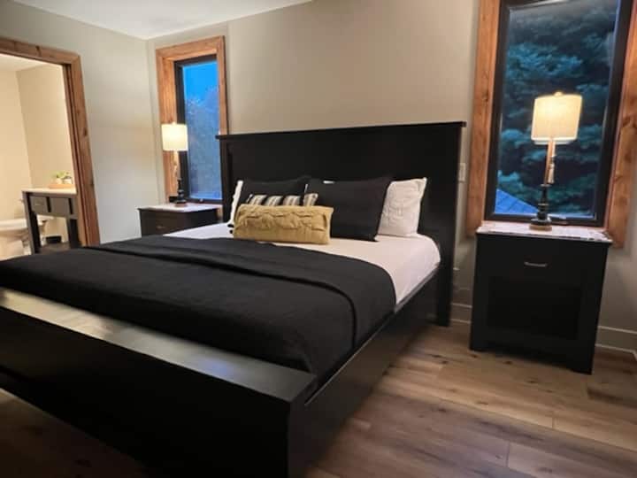 1 מתוך 3 - סוויטות חדר שינה קינג... חדר רחצה מלא פרטי עם אמבטיה/מקלחת גדולה מדי.