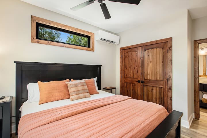 1 מתוך 3 - סוויטות חדר שינה קינג... חדר רחצה מלא פרטי עם אמבטיה/מקלחת גדולה מדי.