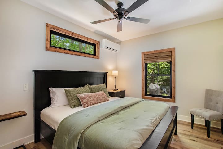 1 מתוך 3 - סוויטות חדר שינה קינג... חדר רחצה מלא פרטי עם אמבטיה/מקלחת גדולה מדי.