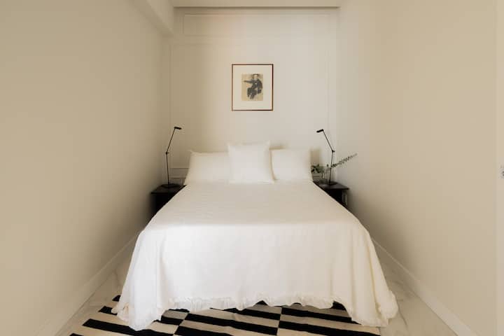 Tercera habitación con cama matrimonial. La puerta tiene un mecanismo de apertura de puertas corredizas de cuatro hojas.