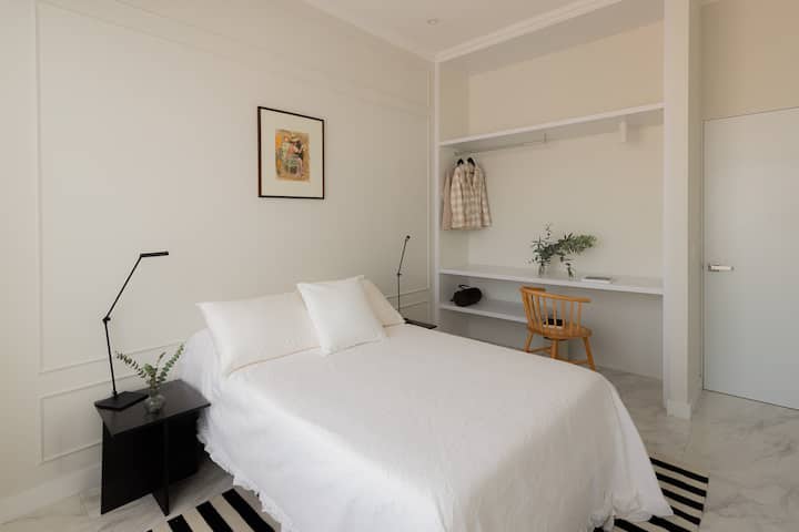 Detalle de la segunda habitación con cama matrimonial.