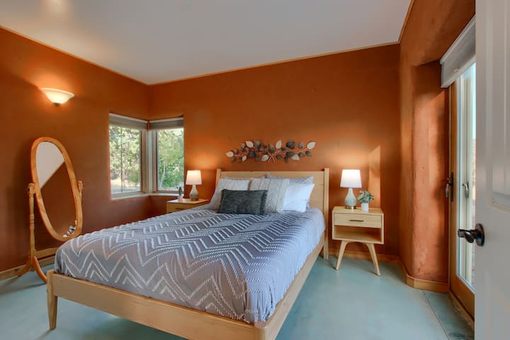 Спалня №1 с двойно легло, прозорец за естествена светлина и огледало за допълнително удобство.