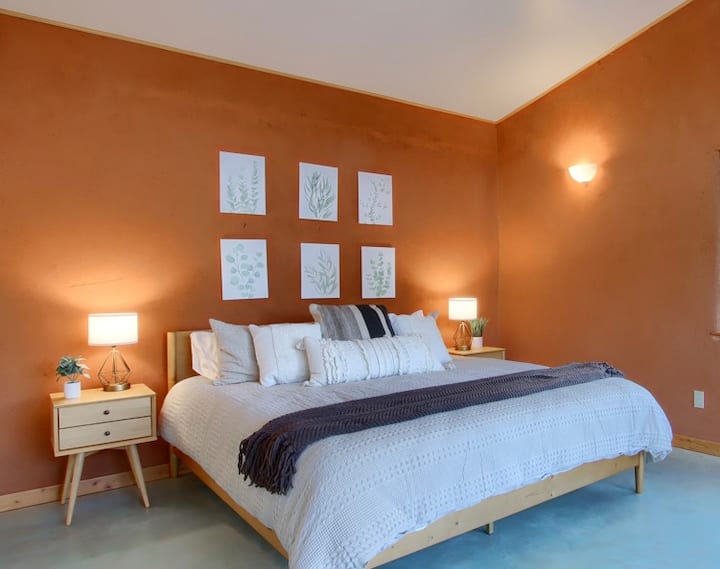 Спалня №2 с двойно легло king size, предлагащо релаксираща атмосфера и комфортна атмосфера