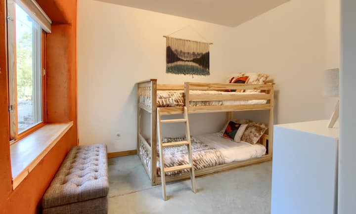 Спалня №4 с две двуетажни легла и изглед към вътрешния двор, идеална за деца или гости.