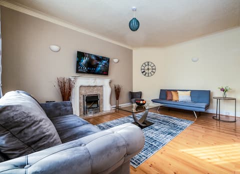 Spacious home in Prime Area | 2-4 Beds | Parking