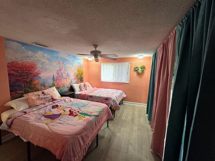 Themed 4 Bedroom Villa With Pool - Orlando, FL