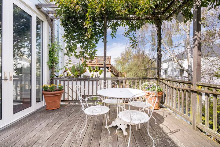 Classic Architecture with Modern Design in City Center gallery image 2