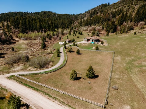 Red Fox Retreat (Comfortably Sleeps Up To 22!)