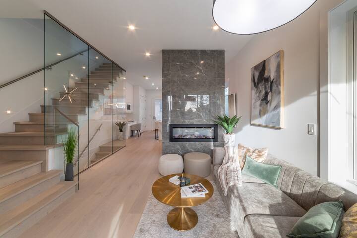 Modern duplex in prime location gallery image 3