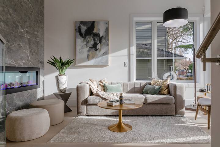 Modern duplex in prime location gallery image 2