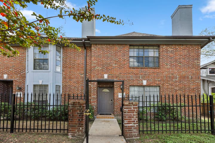4br Montrose Townhomes | Sleeps 20, Walkable - Houston, TX