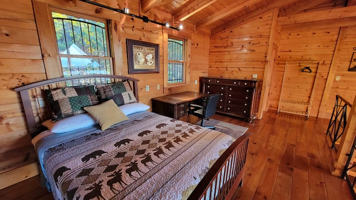 Podkrovná spálňa s pracovnou stanicou 