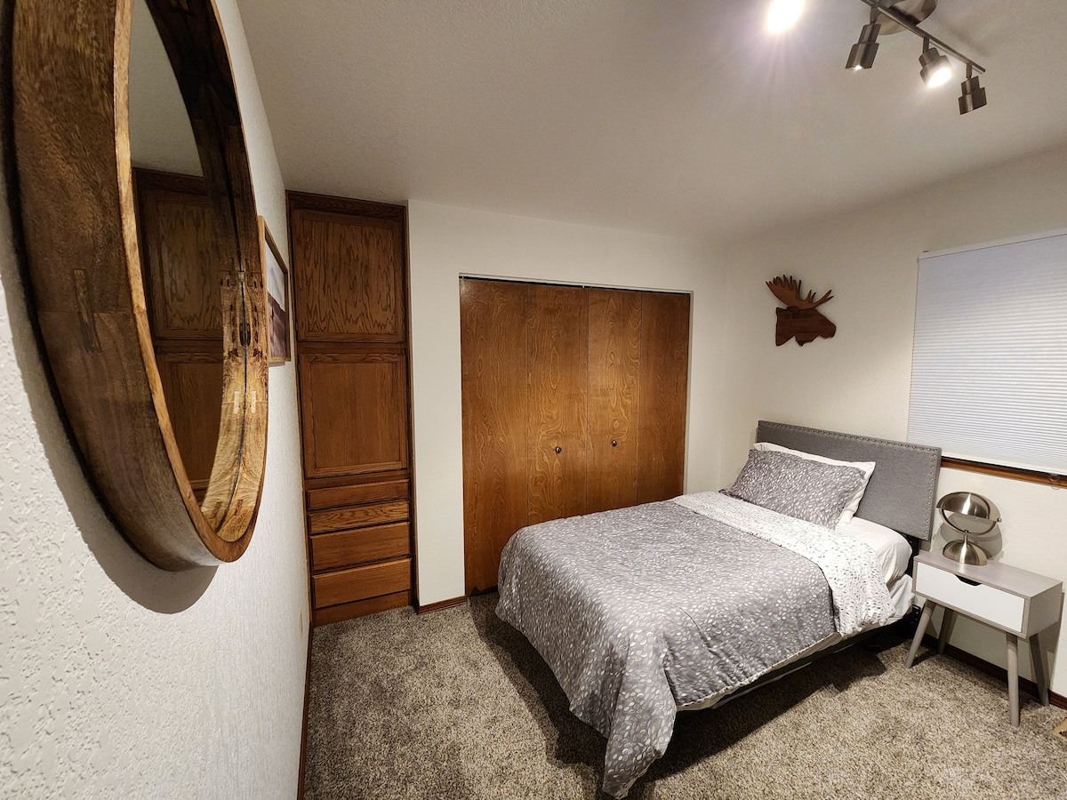 Segundo dormitorio con una cama individual y una litera 