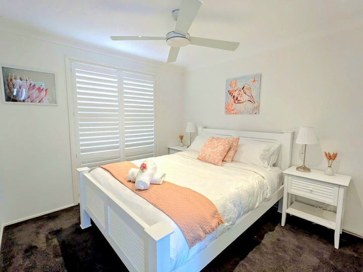 Bračna soba (160x200) sa stropnim