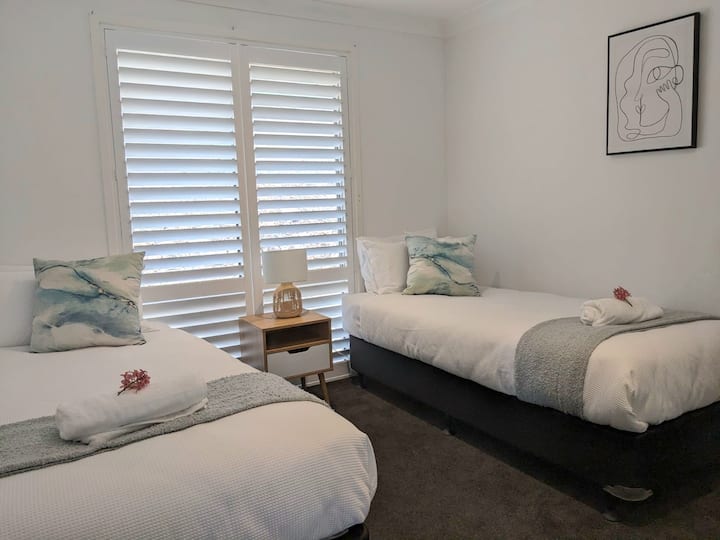  Spavaća soba s dva kreveta za jednu osobu/bračni krevet (širine 180-179 cm