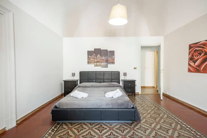 Moderna i prostrana klimatizirana spavaća soba.