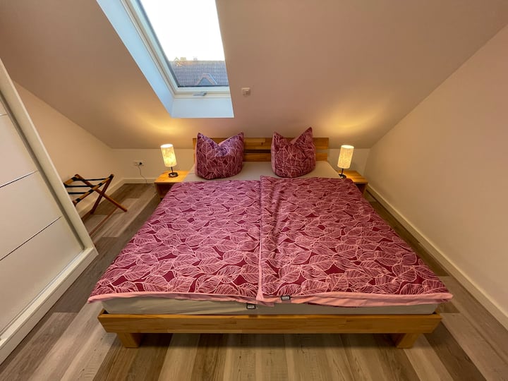 Chumba cha kwanza cha kulala chenye kitanda mara mbili 1.80 upana 