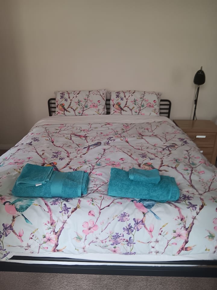 pohodlná manželská posteľ