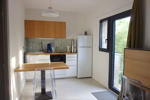 Annonce Airbnb populaire: Petit Bois ° Studio in a wooded park in the city à Croix D'argent