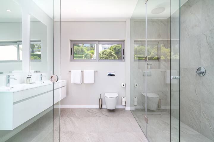 Luxurious Home With Ocean & Mountain Views gallery image 5