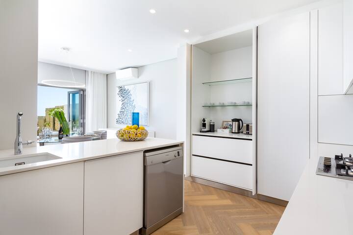 Luxurious Home With Ocean & Mountain Views gallery image 2