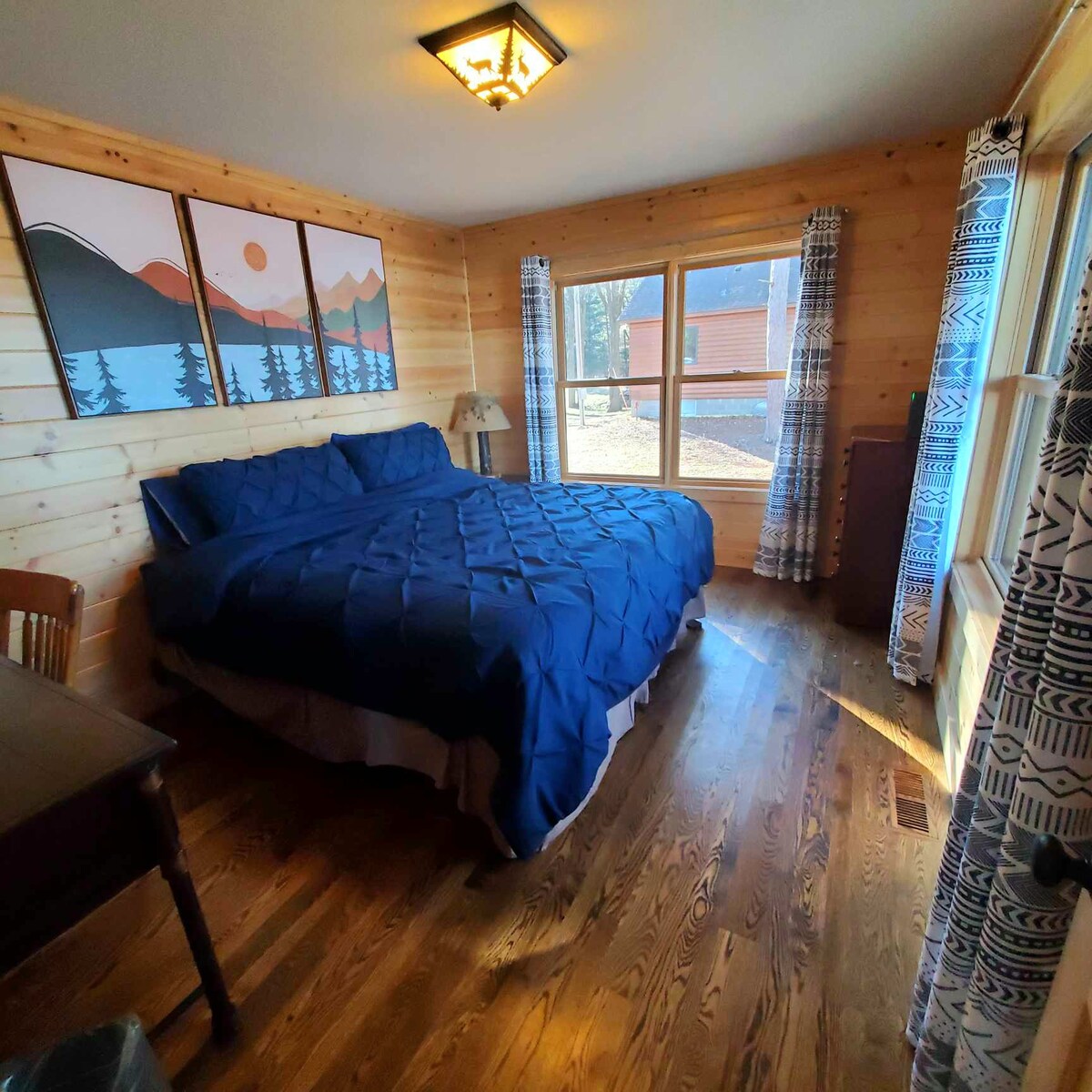 חדר שינה ראשי בקומה הראשונה עם מיטת קינג סייז.