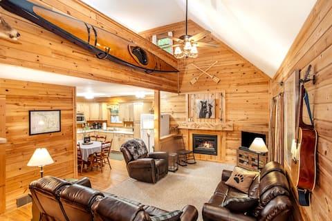 All-Seasons Woodland Escape: Fire Pit, Deck, Grill