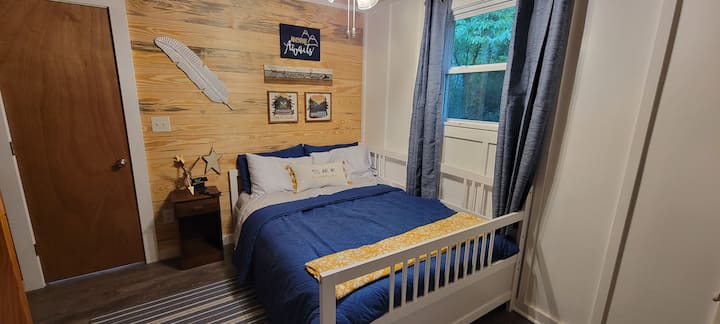 Con una cama completa y una litera doble, el dormitorio de invitados tiene mucho espacio.
