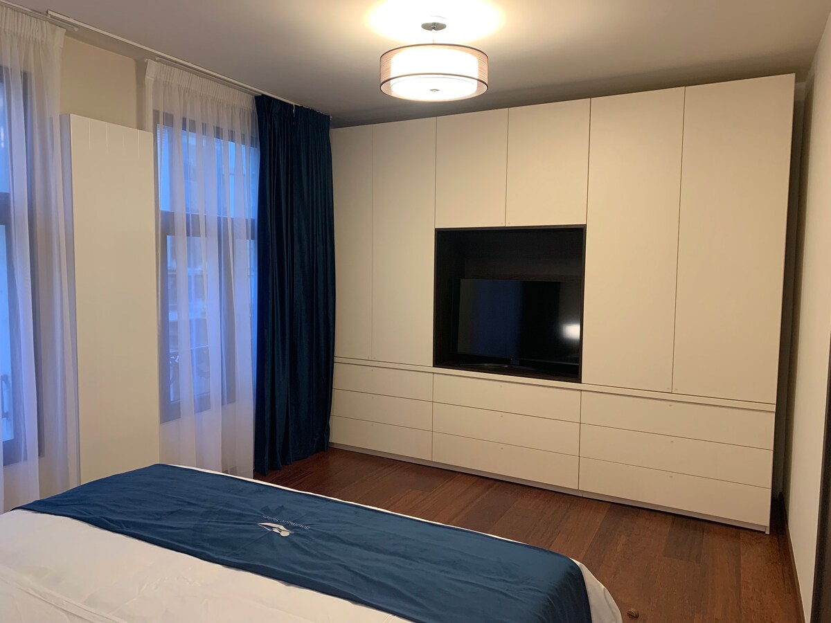 Relaksohu dhe çlodhu në këtë dhomë gjumi të qetë me një krevat të rehatshëm me madhësi King dhe shumë dritë natyrale:

Krevat dopio "king" 
Ajër i kondicionuar
Perde të errëta
Gardërobë e bollshme
TV UHD me Netflix
Shtroja pambuku egjiptiane