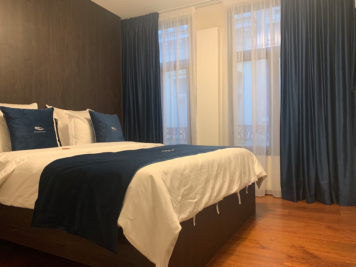 Relaksohu dhe çlodhu në këtë dhomë gjumi të qetë me një krevat të rehatshëm me madhësi King dhe shumë dritë natyrale:

Krevat dopio "king"
Ajër i kondicionuar
Perde të errëta
Gardërobë
TV UHD me Netflix
Shtroja pambuku egjiptiane