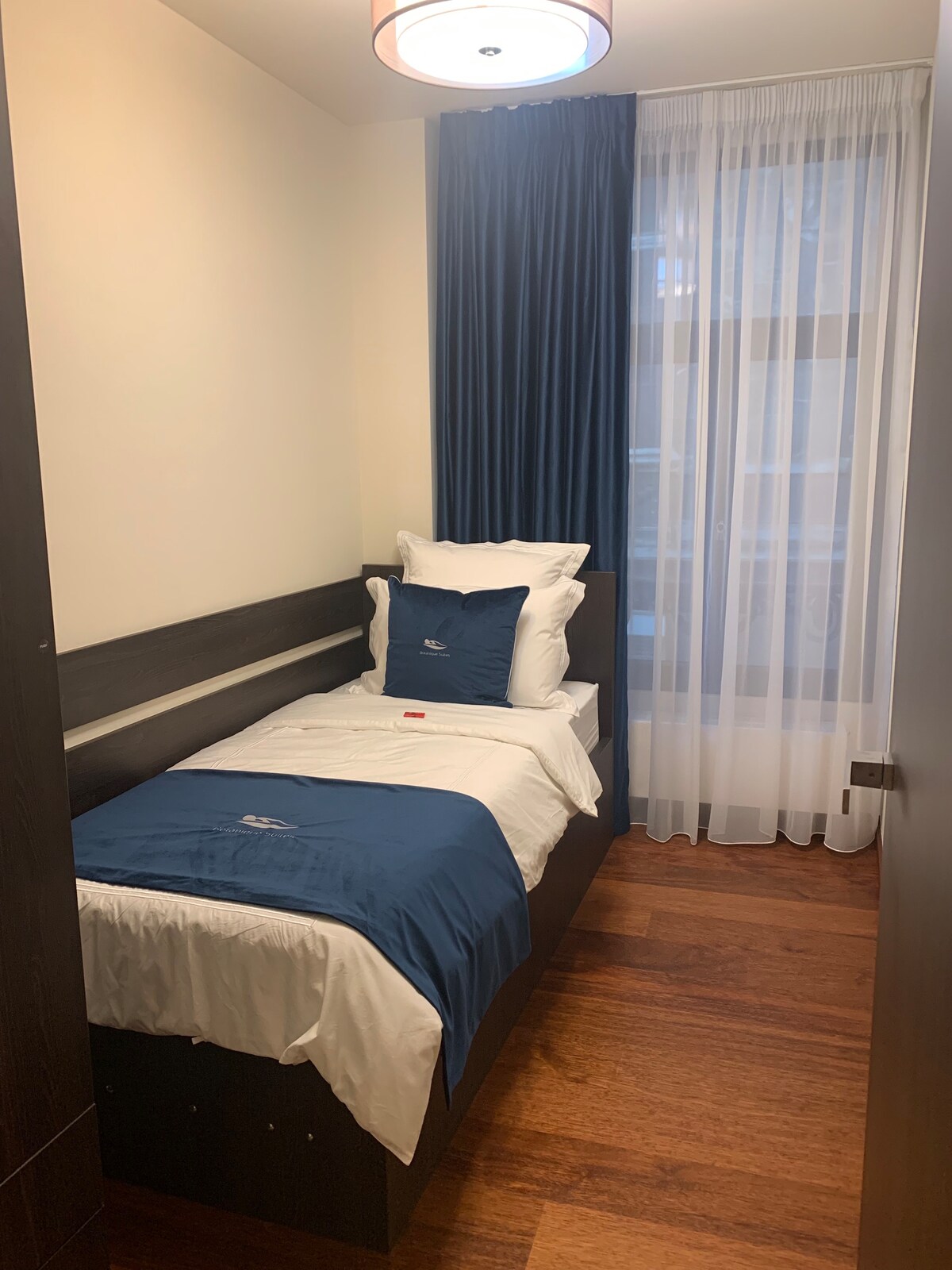 Relaksohu dhe çlodhu në këtë dhomë gjumi të qetë me një krevat të rehatshëm tek dhe shumë dritë natyrale:

Perde të errëta
Gardërobë
Shtroja pambuku egjiptiane