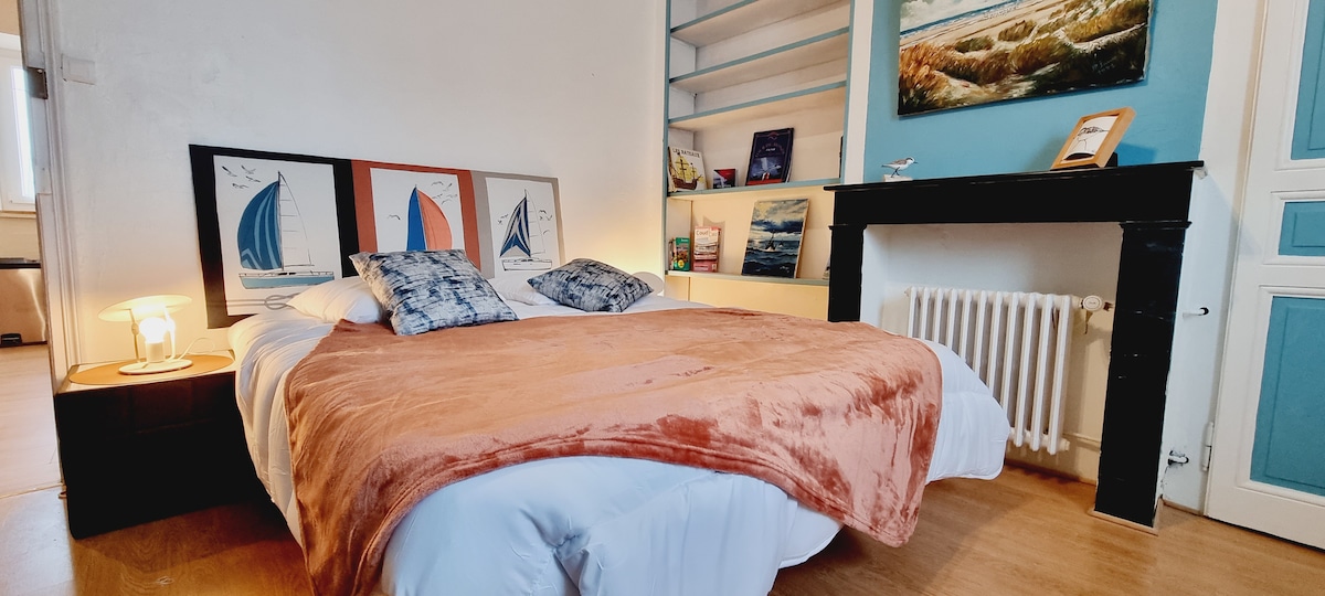 带160x200床和书桌的卧室