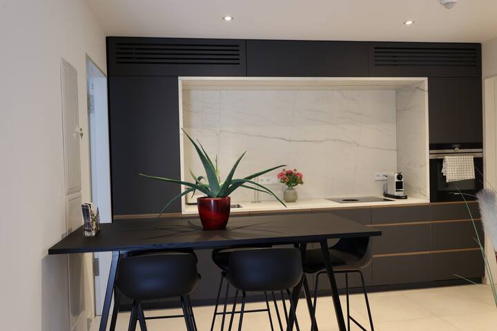 Apartent 8 gallery image 5
