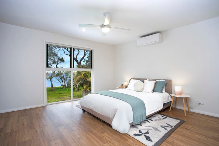 Lakefront פונה ל - upstair Parents Retreat עם טלוויזיה וסוויטה. מיטת קווין סייז + 2 ספות יחיד