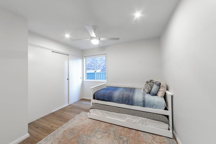 חדר שינה 3: מיטת יחיד עם מיטה נפתחת ומיטת יחיד לשינה של אדם שלישי.