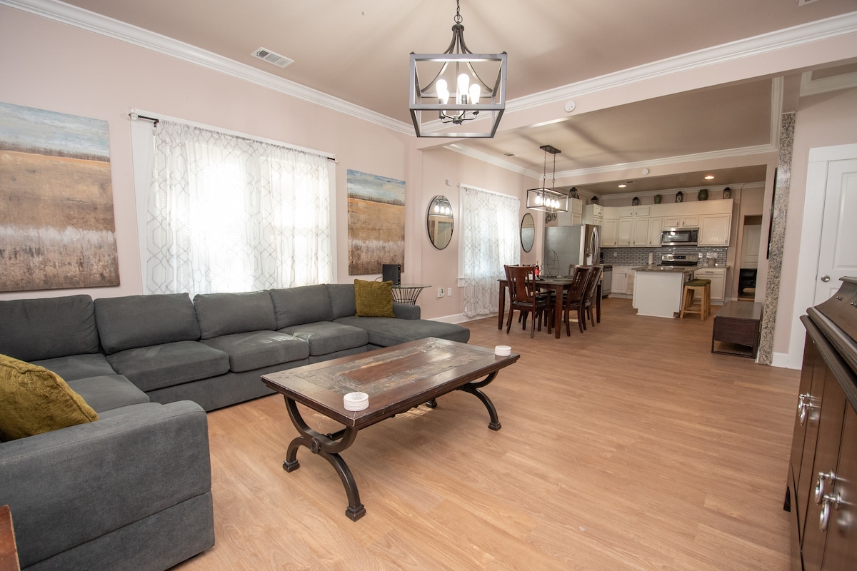 Popular Airbnb listing: Hamilton Luxe Retreat |6BR Sleeps 24|Near Downtown in Center Hill