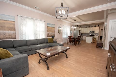 Popular Airbnb listing: Hamilton Luxe Retreat |6BR Sleeps 24|Near Downtown in Center Hill