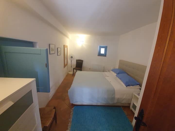 Habitación con cama doble de 160x200, armario y cómoda