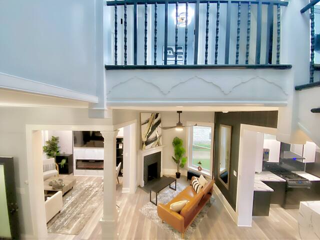 Villa Noir Chicago Victorian 7 min to downtown gallery image 5