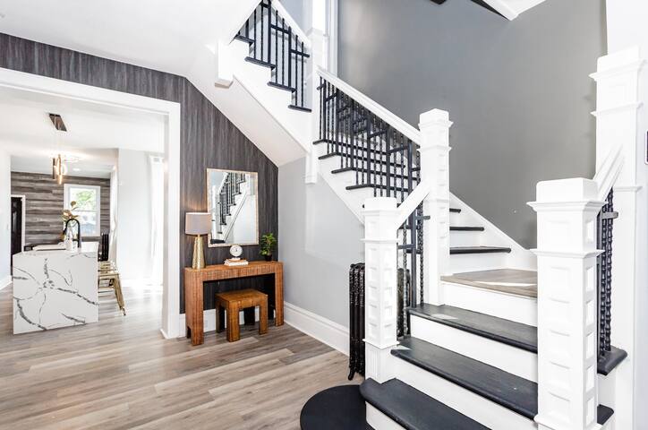 Villa Noir Chicago Victorian 7 min to downtown gallery image 2