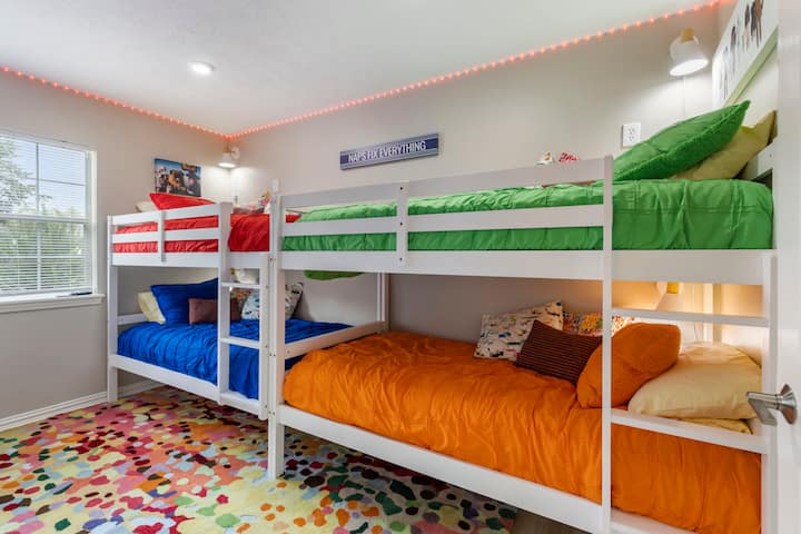 Друг изглед към двуетажната стая...