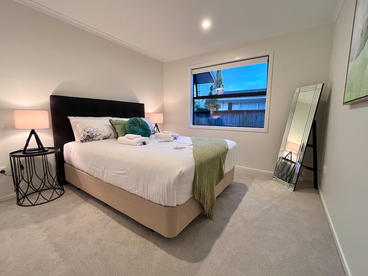 Просторно луксозно място за страхотен нощен сън с двойно легло queen size 