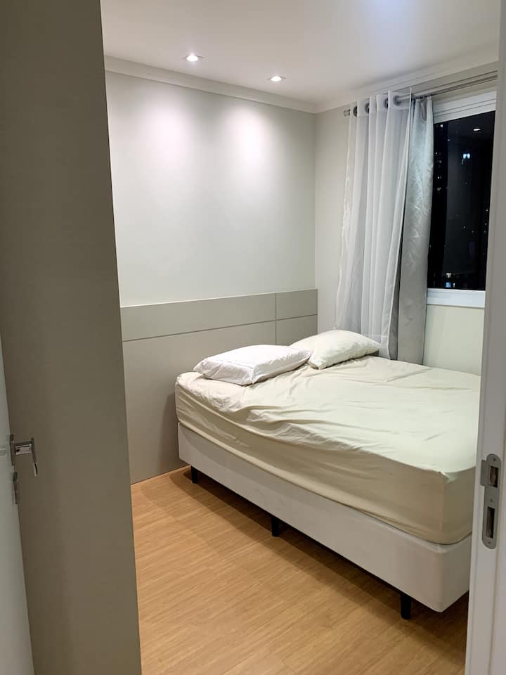 חדר שינה עם מלתחה ומיטה זוגית.