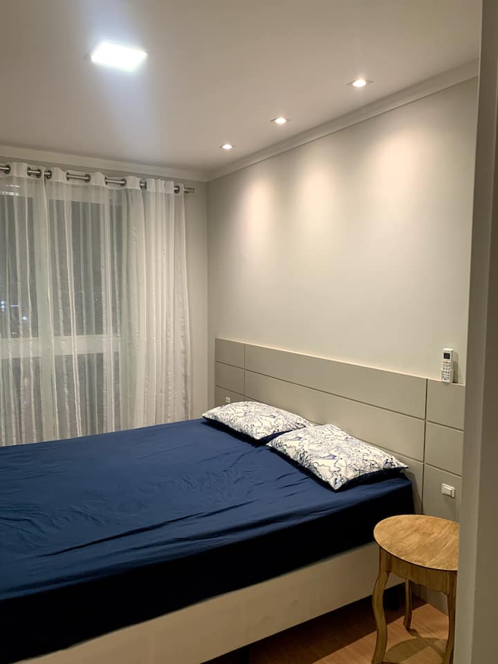 חדר סוויטה עם מלתחה ומיטת קווין סייז