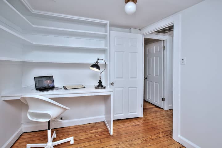 משרד/חדר שינה שלישי עם מזרן המלכה החדש של סימונס ביוטיסט.  