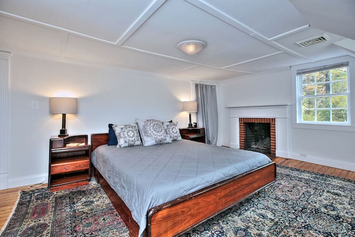 חדר שינה ראשי עם מיטת קינג סייז בקליפורניה (מזרן עם קצף זיכרון), אח עצים וארונות ענקיים.